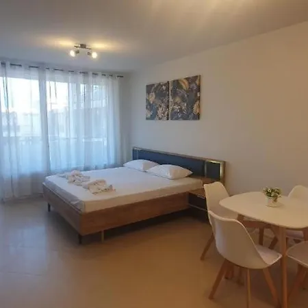 Central Beach Ravda Apartments アパート