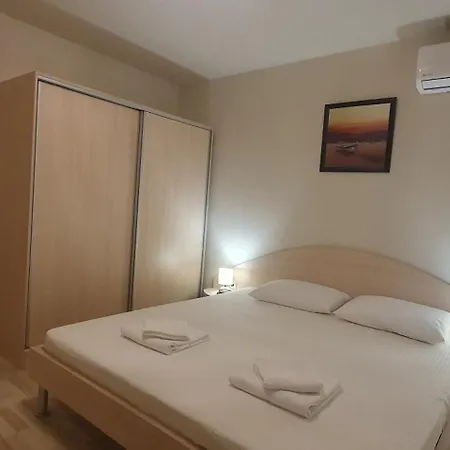 Central Beach Ravda Apartments アパート