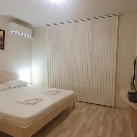 Central Beach Ravda Apartments アパート