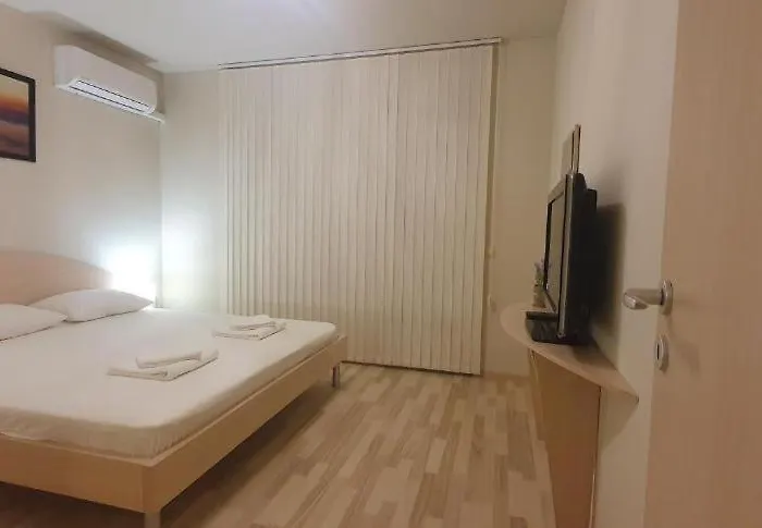 Апартамент Central Beach Ravda Apartments