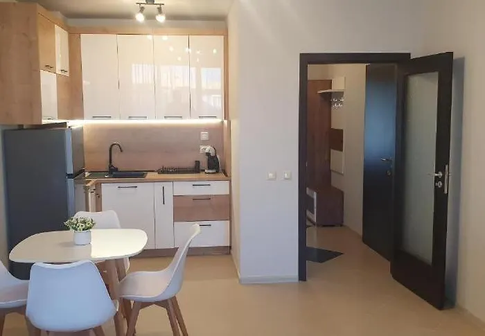 Апартамент Central Beach Ravda Apartments