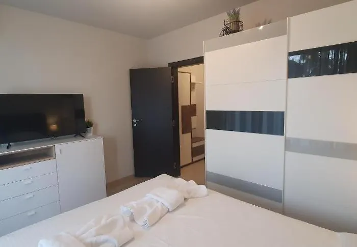 Апартамент Central Beach Ravda Apartments