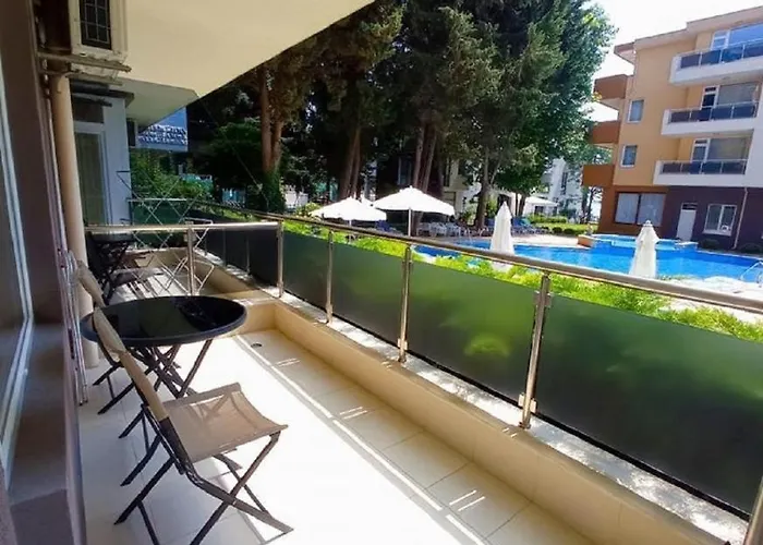 Апартамент Central Beach Ravda Apartments